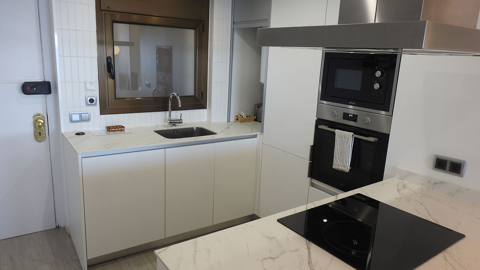 cocina-completa-2b-apartamento-play-2-habitaciones-moderno-vista-mar-primera-linea-torre-valentina