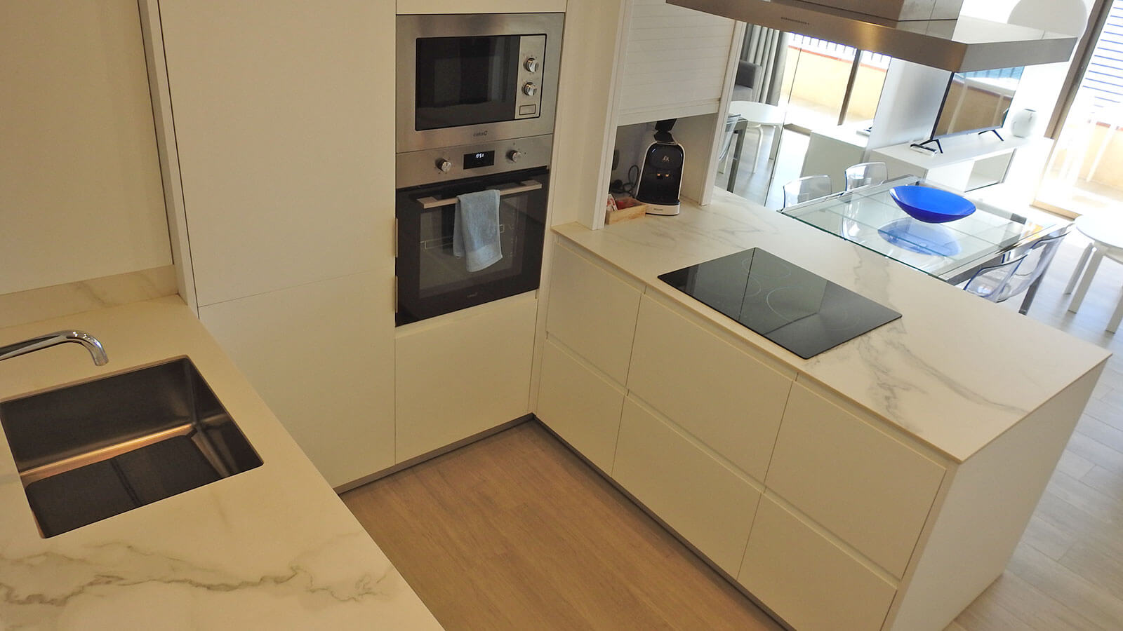 cocina-completaa-4d-apartamento-play-2-habitaciones-moderno-vista-mar-primera-linea-torre-valentina