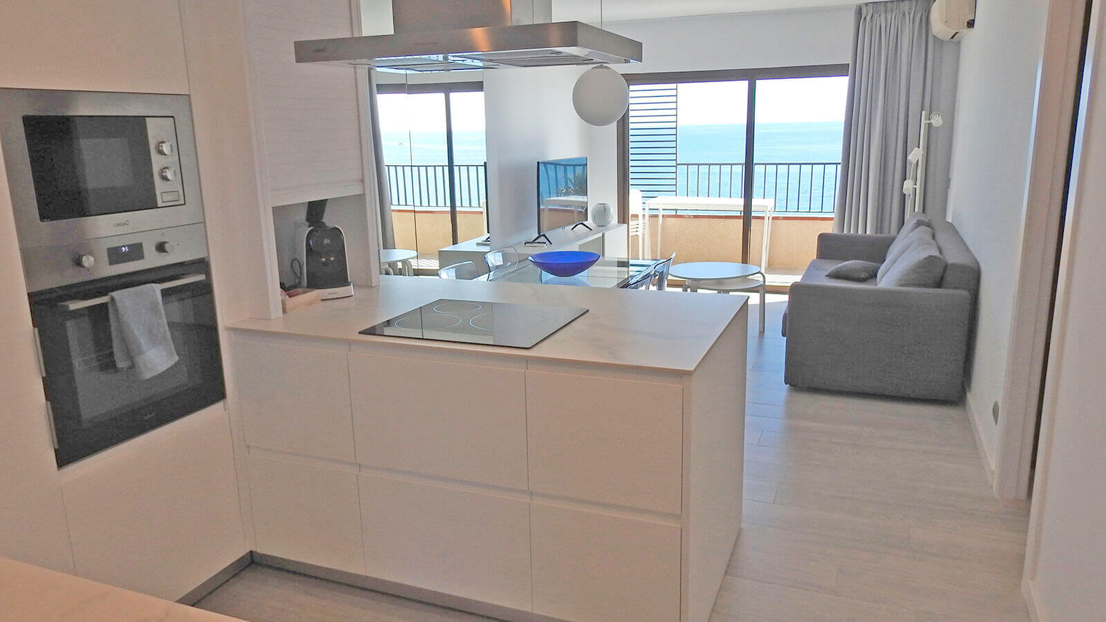 cocina-salon-comedor-4d-apartamento-play-2-habitaciones-moderno-vista-mar-primera-linea-torre-valentina