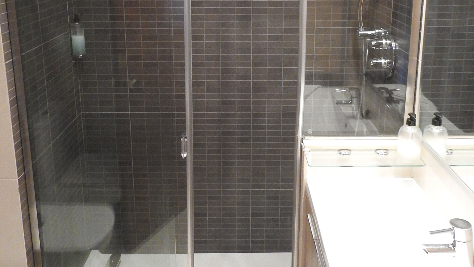 lavabo-completo-con-ducha-apartamento-play-2-habitaciones-classic-vista-mar-primera-linea-torre-valentina