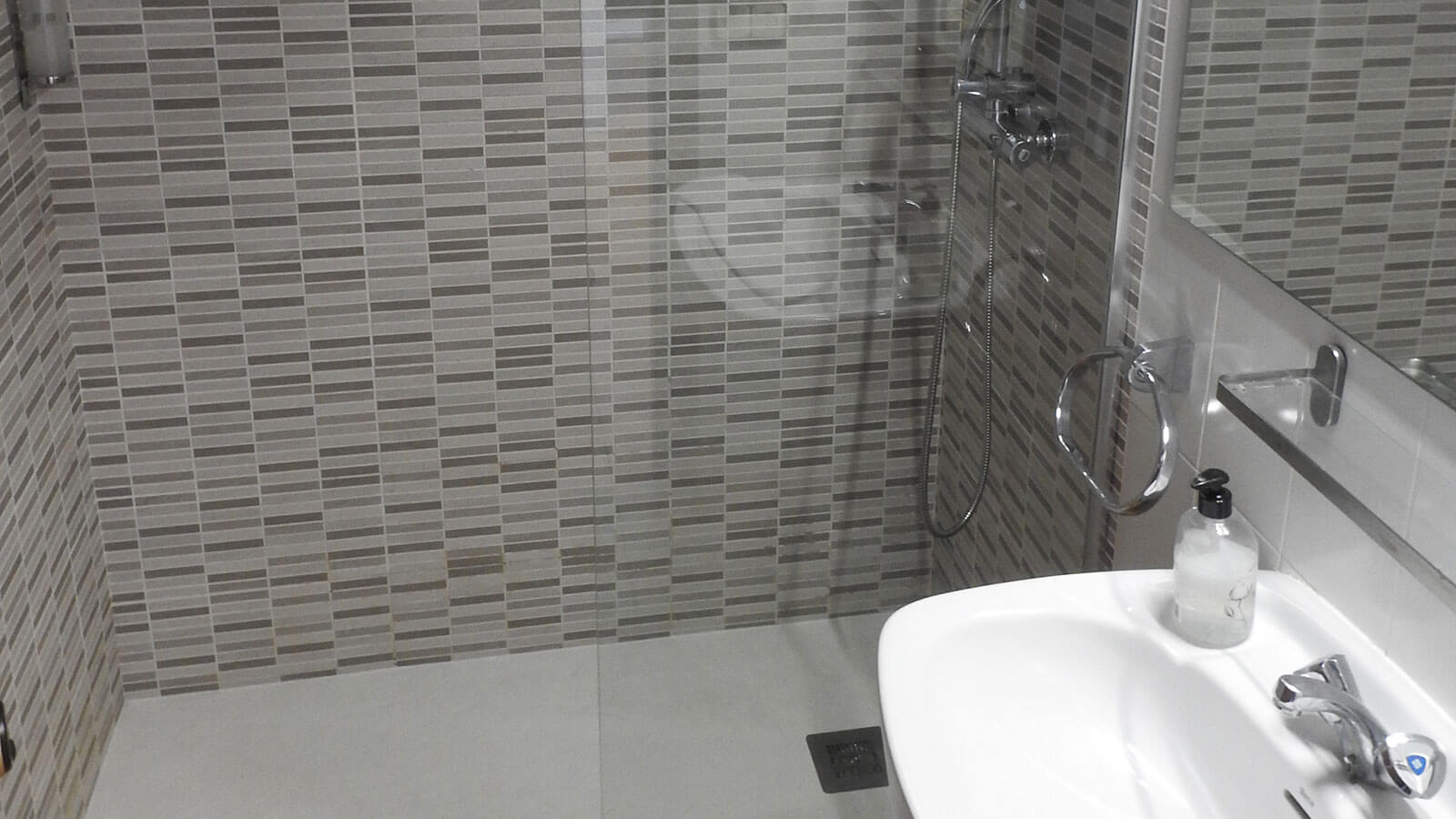 lavabo-completo-con-ducha-apartamento-play-2-habitaciones-standard-vista-mar-primera-linea-torre-valentina