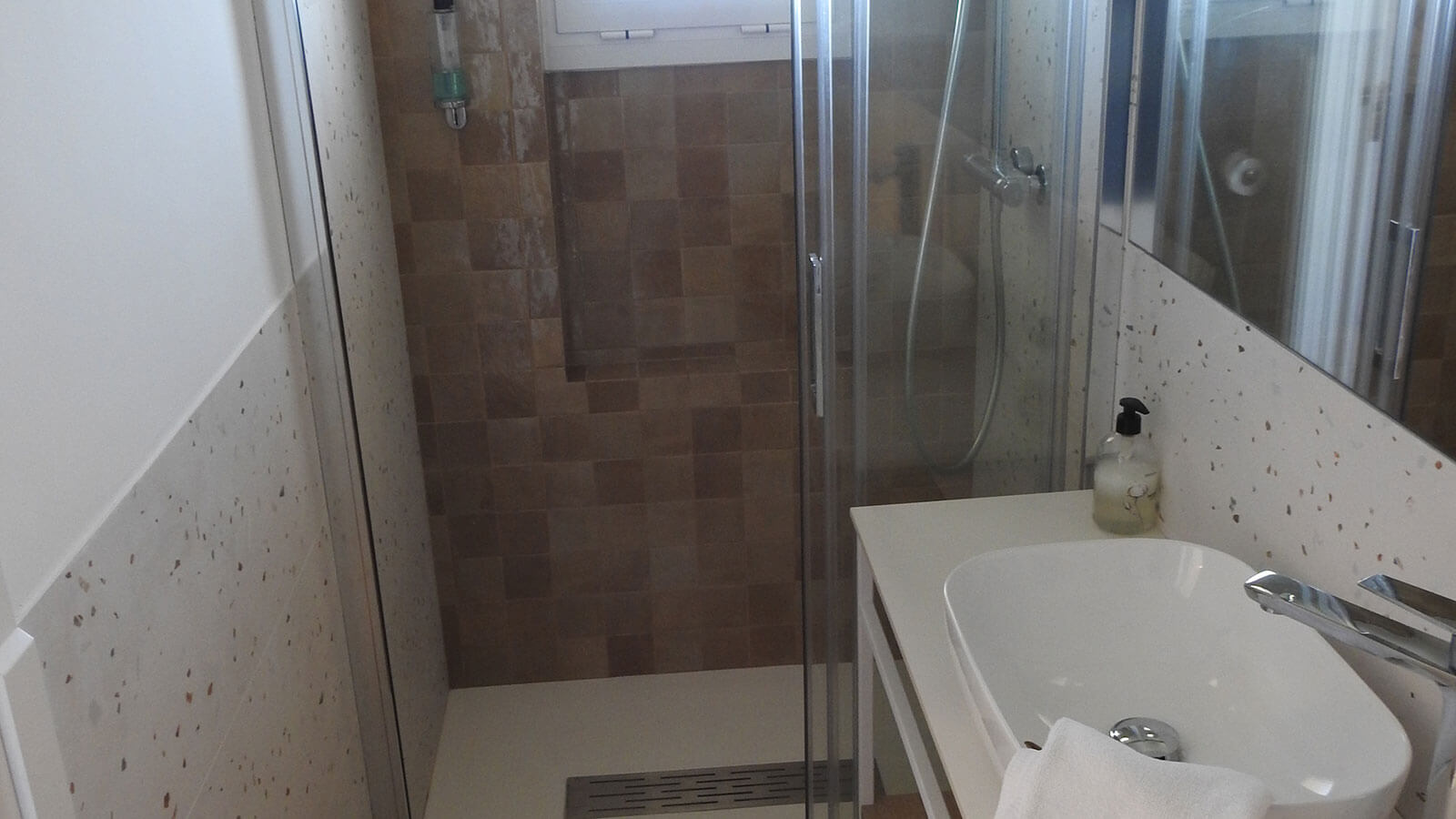 lavabo-completo-con-ducha-apartamento-play-2-habitaciones-superior-vista-mar-primera-linea-torre-valentina
