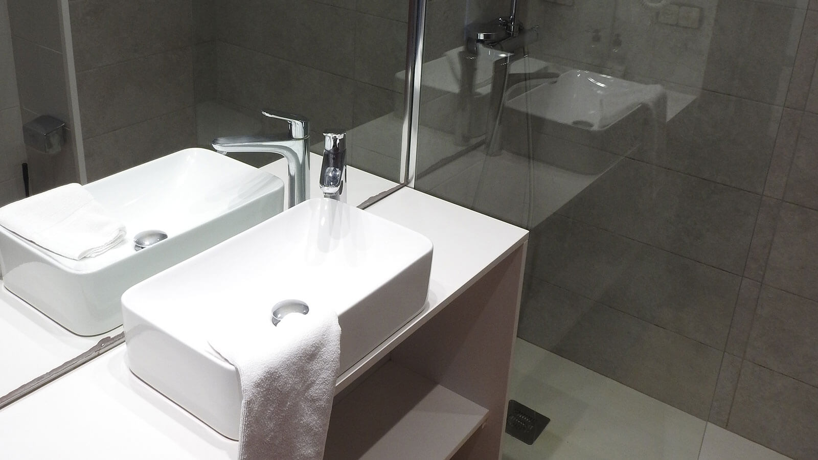 lavabo-con-ducha-1d-apartamento-play-2-habitaciones-moderno-vista-mar-primera-linea-torre-valentina