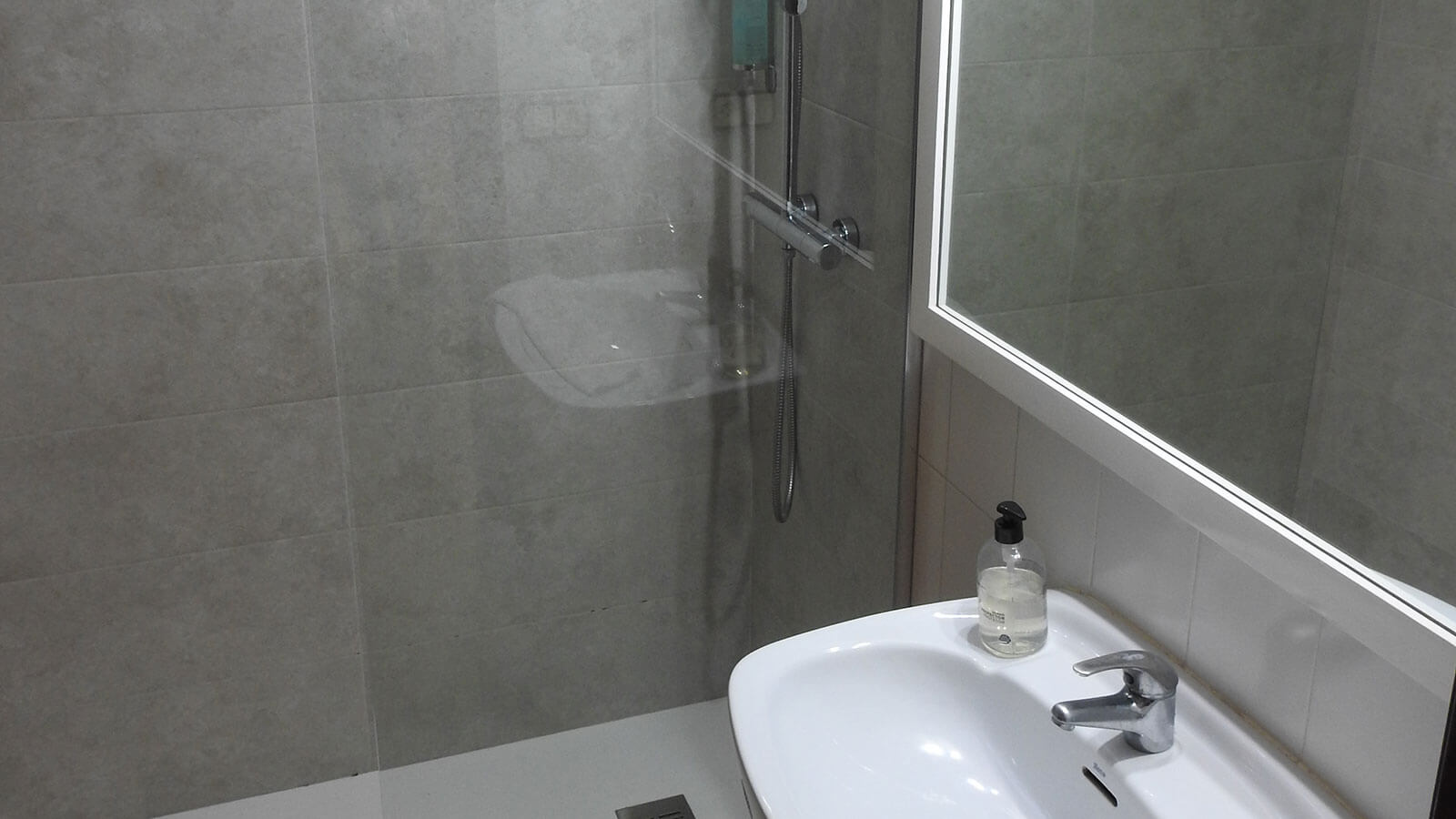 lavabo-con-ducha-apartamento-play-3-habitaciones-vista-mar-primera-linea-torre-valentina