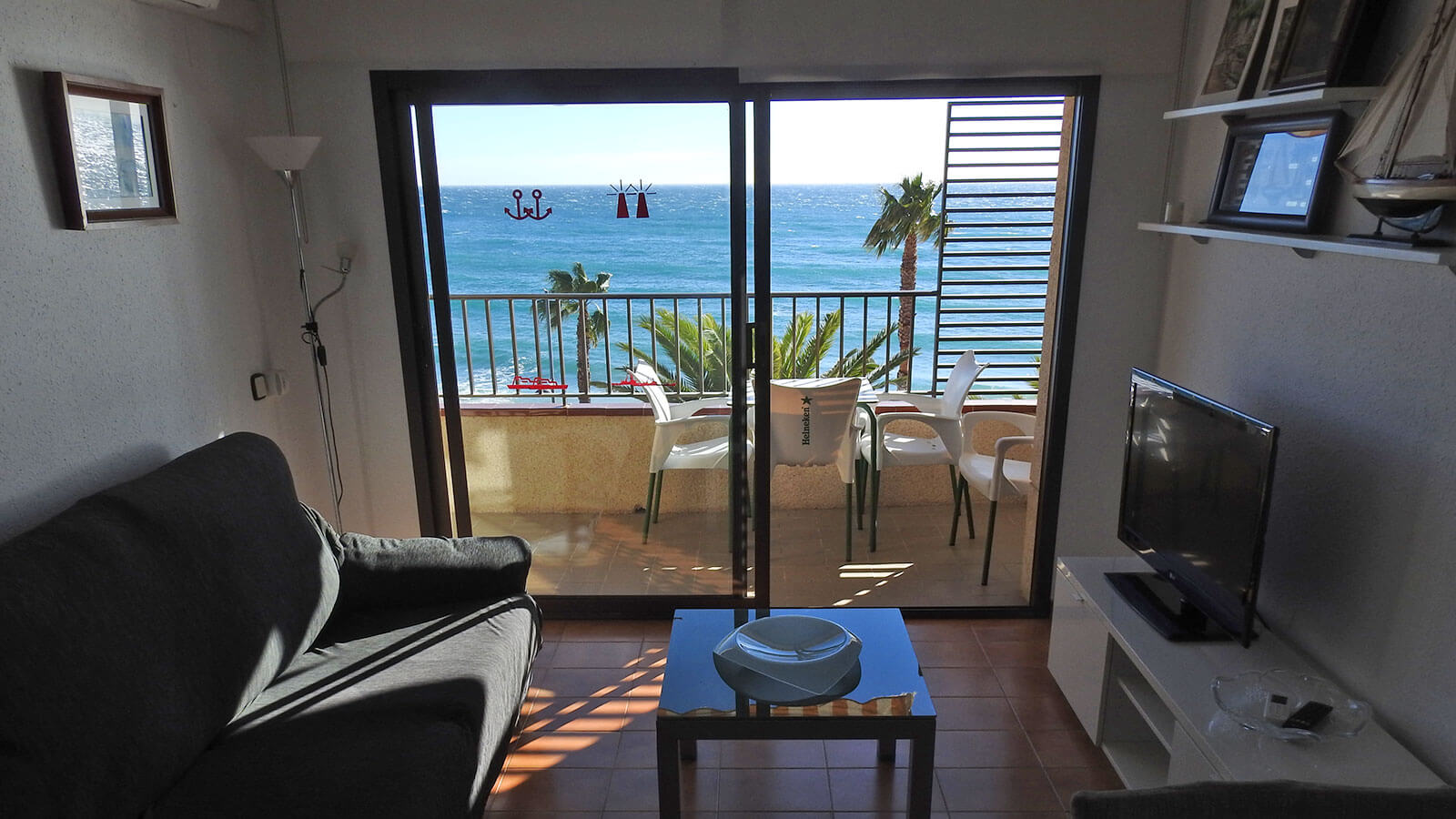 salon-comedor-con-vistas-al-mar-apartamento-play-2-habitaciones-standard-vista-mar-primera-linea-torre-valentina
