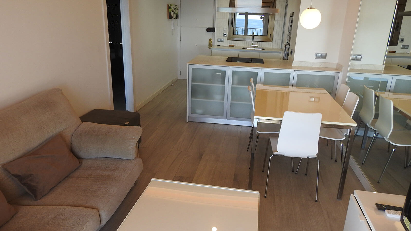 salon-comedor-y-cocina-2b-apartamento-play-2-habitaciones-moderno-vista-mar-primera-linea-torre-valentina