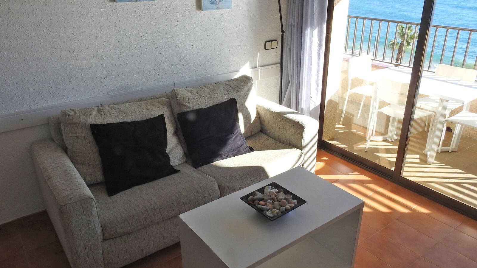 salon-con-terraza-apartamento-play-2-habitaciones-standard-vista-mar-primera-linea-torre-valentina