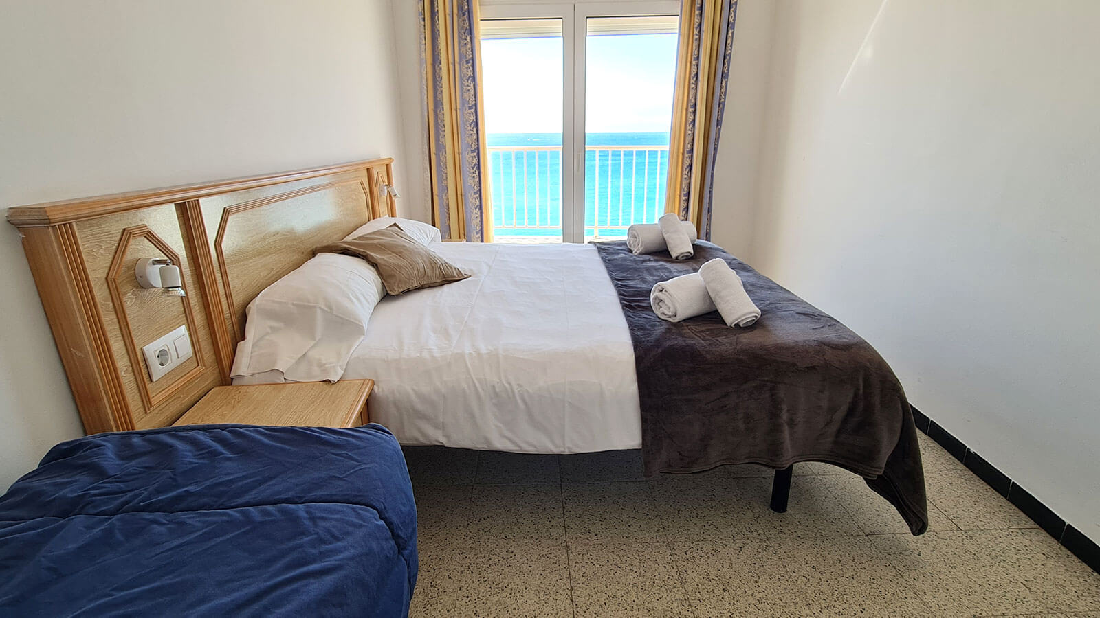 dormitorio_terraza_apartamento_playa_tercero_vista_mar_primera_linea_torre_valentina