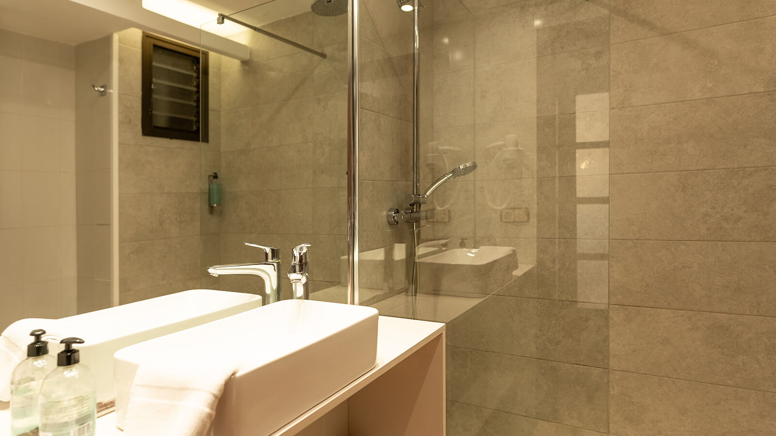 bano-1d-apartamento-play-2-habitaciones-moderno-vista-mar-primera-linea-torre-valentina