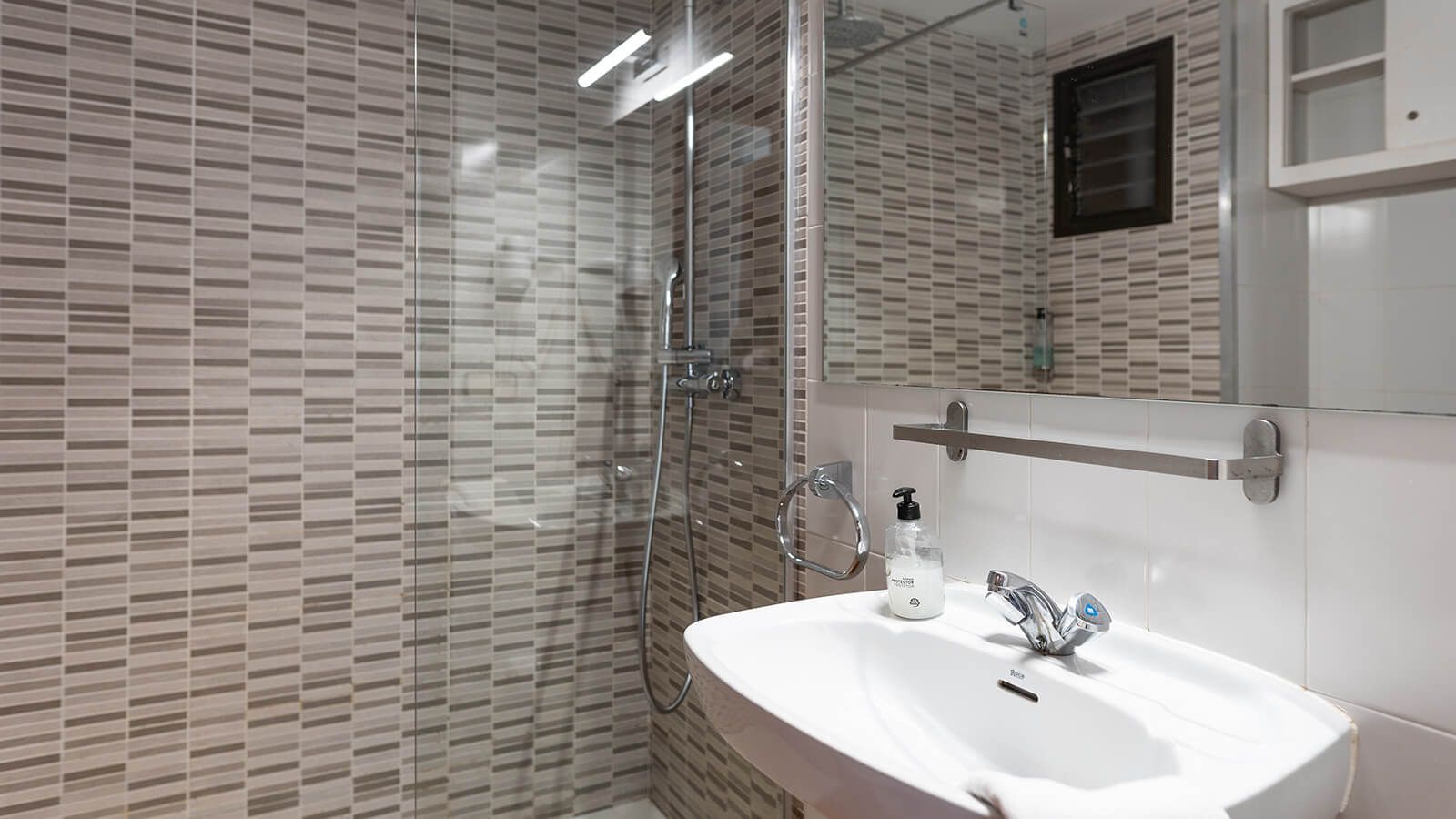 bano-3e-apartamento-play-2-habitaciones-standard-vista-mar-primera-linea-torre-valentina