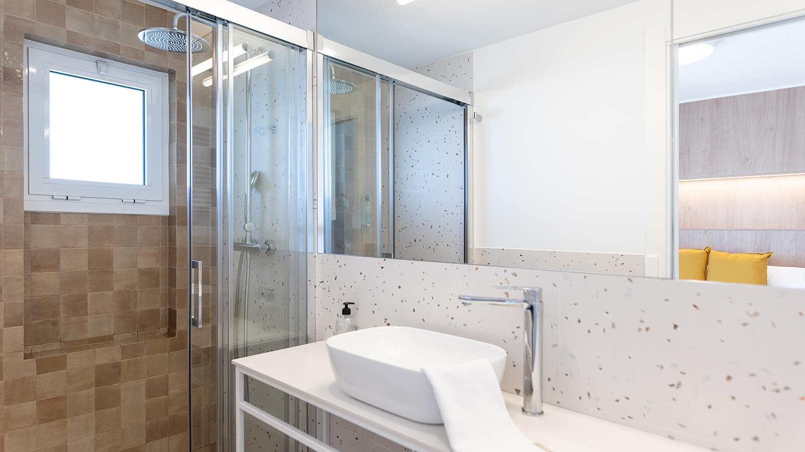 bano-apartamento-play-2-habitaciones-superior-vista-mar-primera-linea-torre-valentina