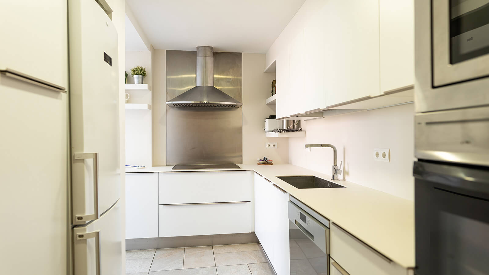 cocina-1-apartamento-maritim-3-habitaciones-vista-mar-primera-linea-torre-valentina