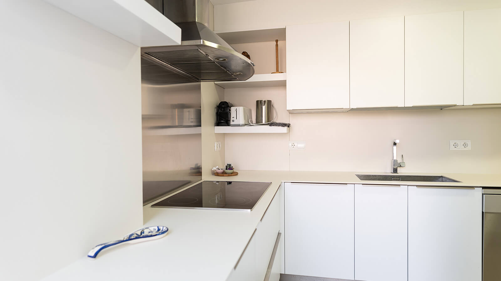cocina-2-apartamento-maritim-3-habitaciones-vista-mar-primera-linea-torre-valentina