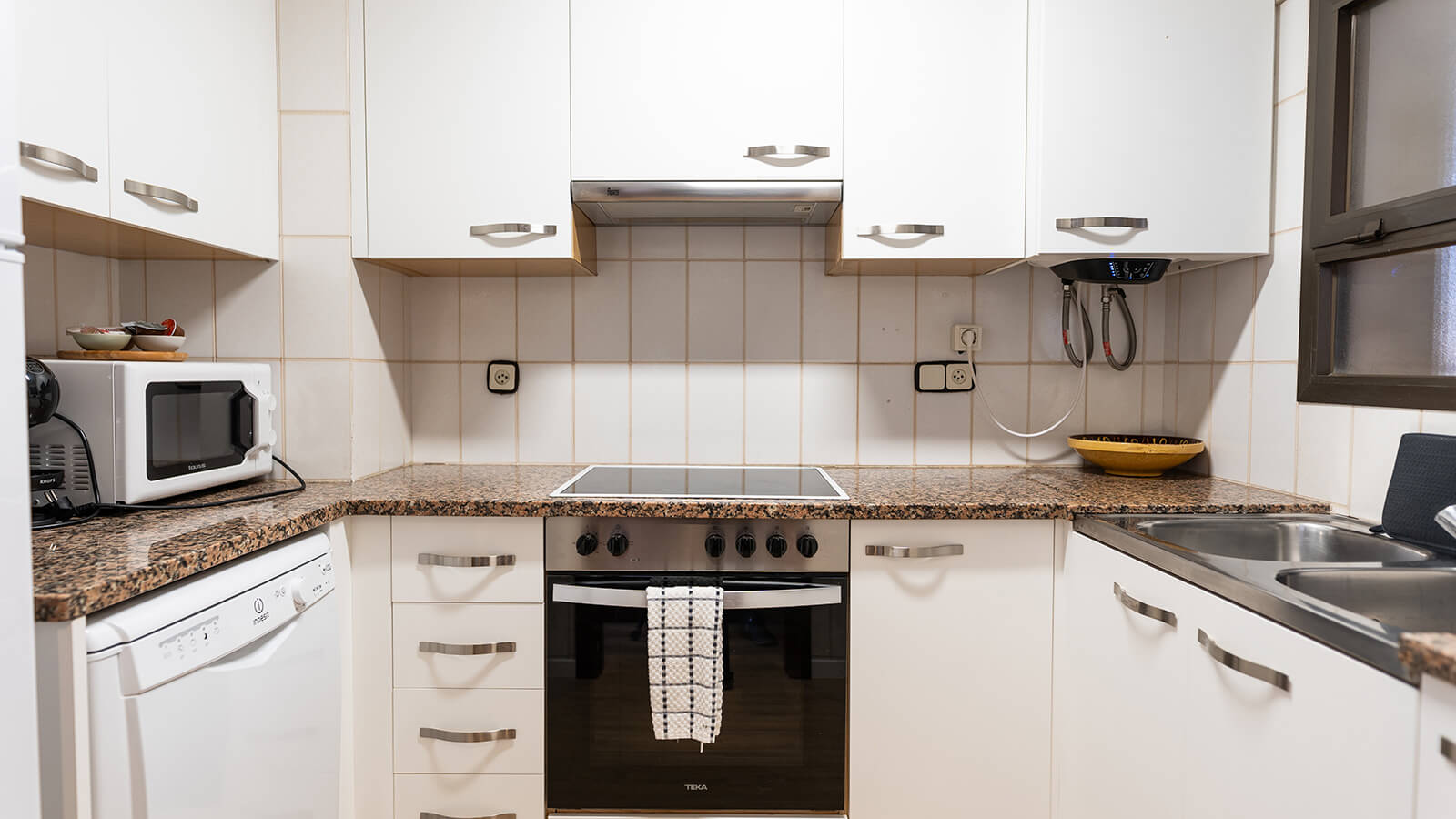 cocina-3e-apartamento-play-2-habitaciones-standard-vista-mar-primera-linea-torre-valentina