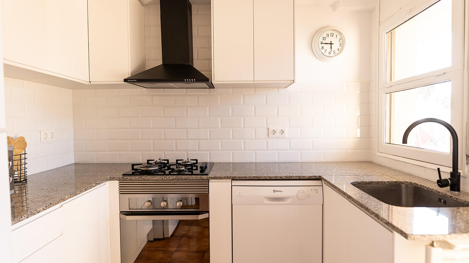 cocina-apartamento-maritim-2-habitaciones-vista-mar-primera-linea-torre-valentina