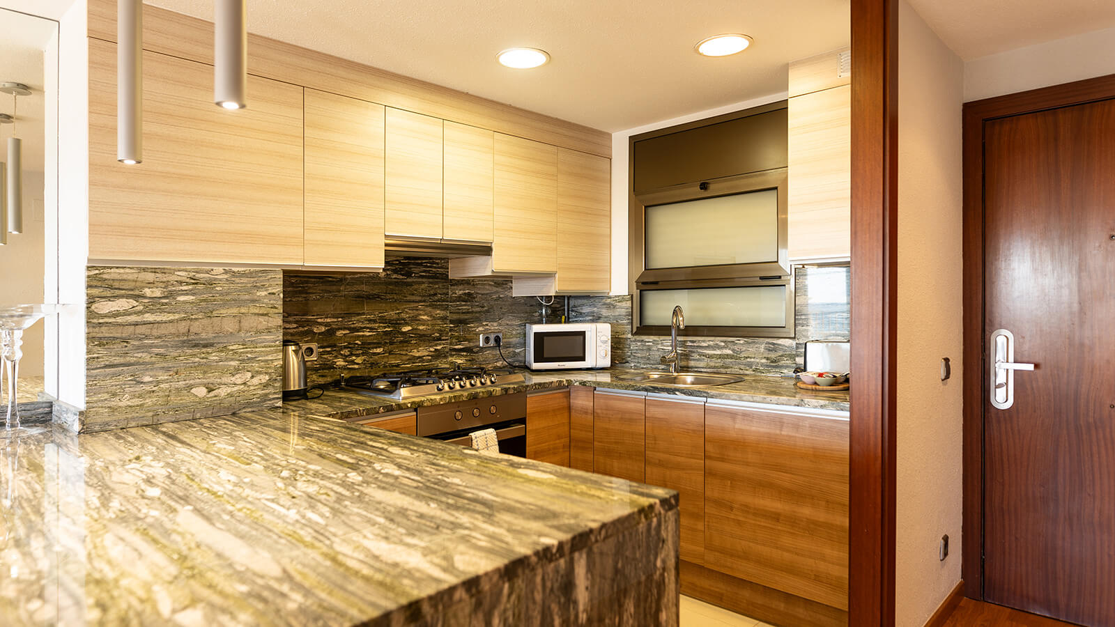 cocina-apartamento-play-2-habitaciones-classic-vista-mar-primera-linea-torre-valentina
