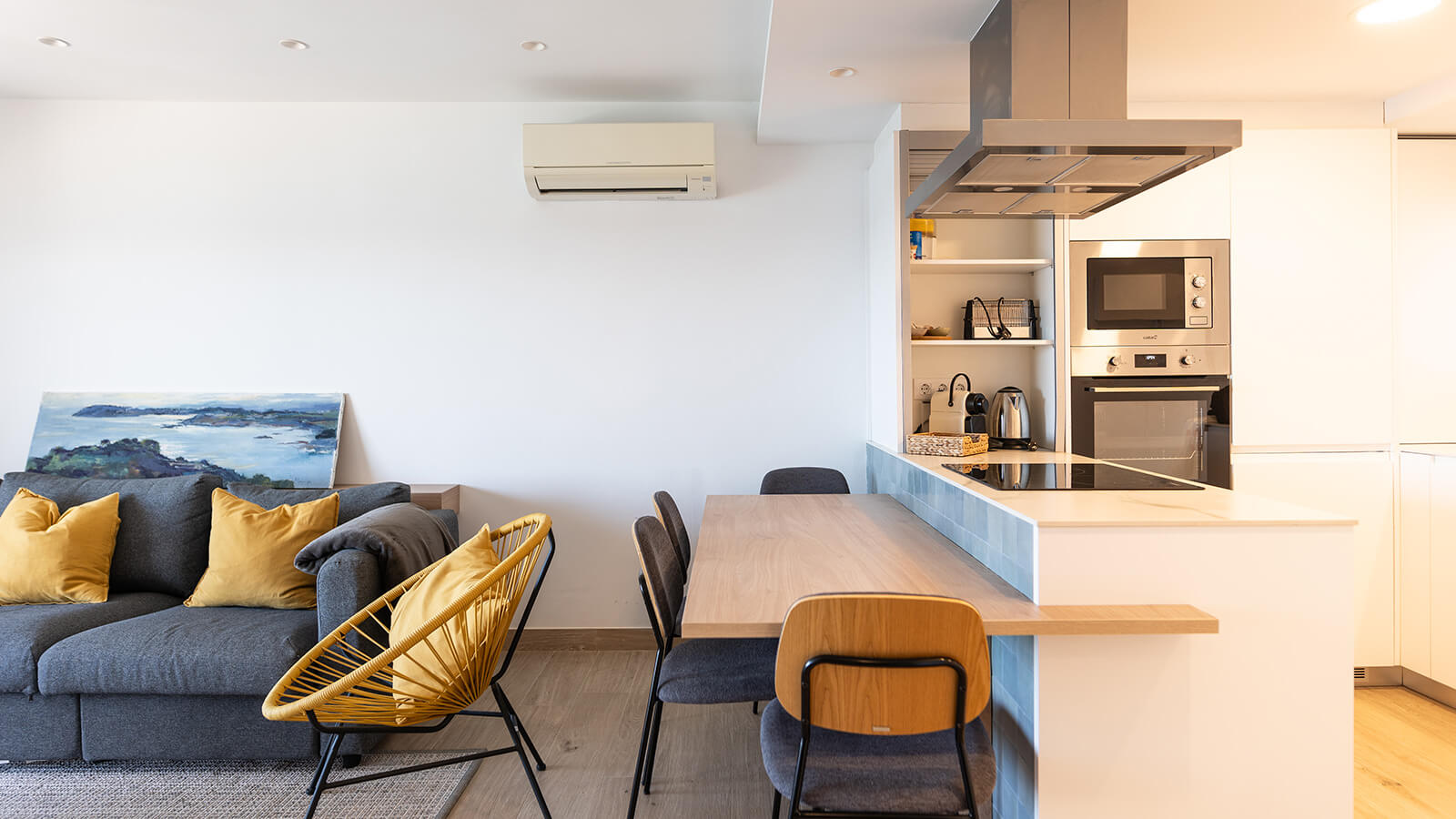 cocina-comedor-salon-apartamento-play-2-habitaciones-superior-vista-mar-primera-linea-torre-valentina