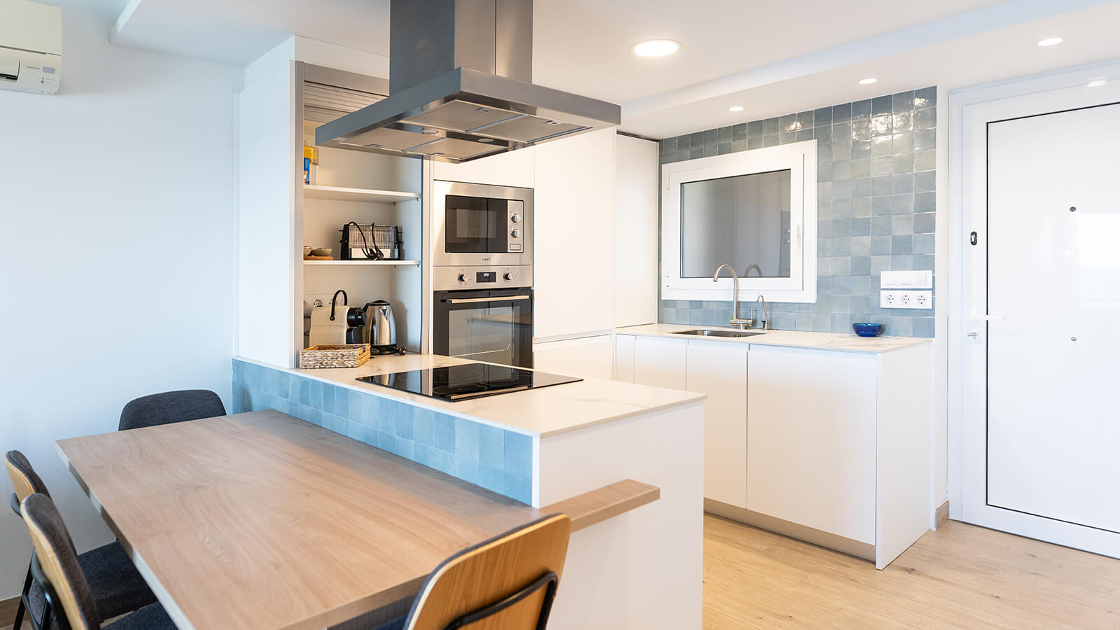 comedor-cocina-apartamento-play-2-habitaciones-superior-vista-mar-primera-linea-torre-valentina