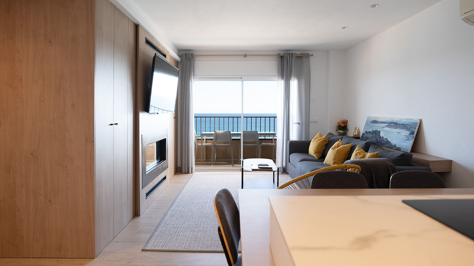 comedor-salon-terraza-2-apartamento-play-2-habitaciones-superior-vista-mar-primera-linea-torre-valentina