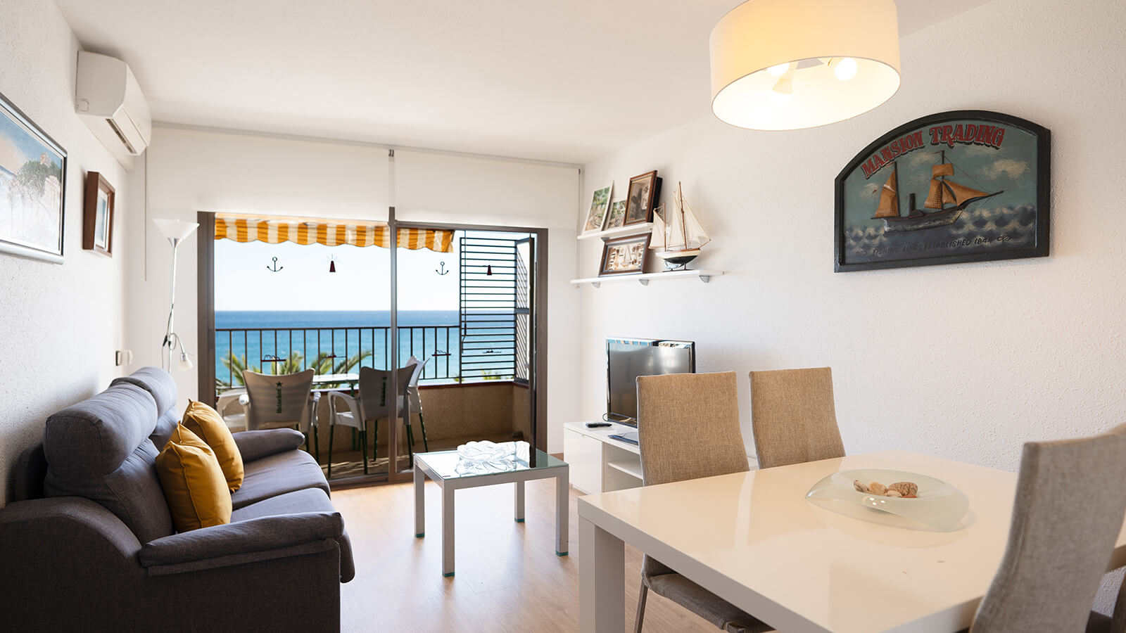 comedor-salon-terraza-3e-apartamento-play-2-habitaciones-standard-vista-mar-primera-linea-torre-valentina