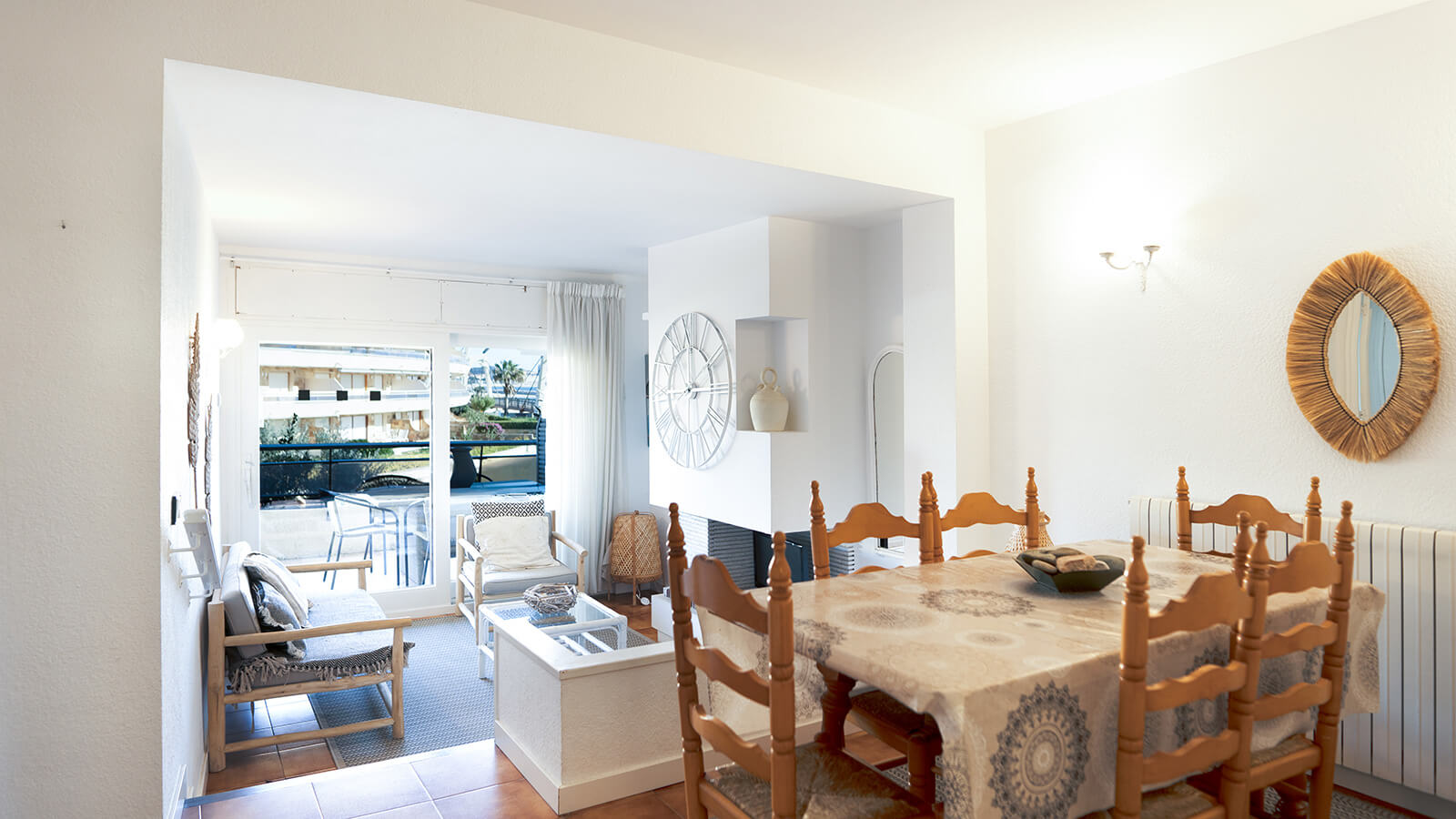 comedor-salon-terraza-apartamento-maritim-2-habitaciones-vista-mar-primera-linea-torre-valentina
