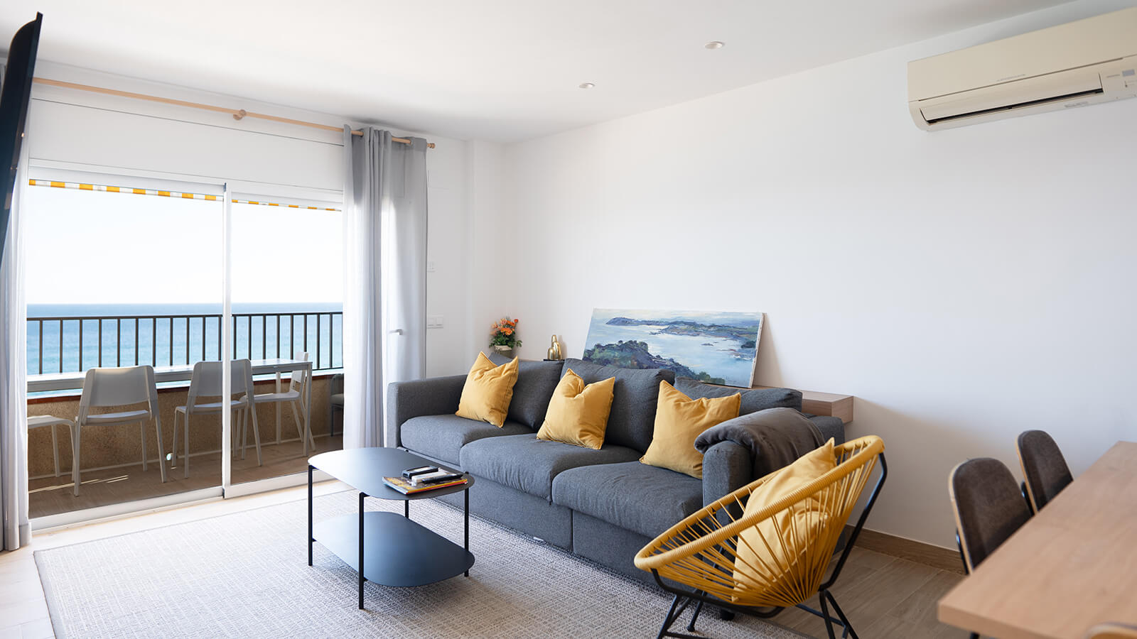 comedor-salon-terraza-apartamento-play-2-habitaciones-superior-vista-mar-primera-linea-torre-valentina