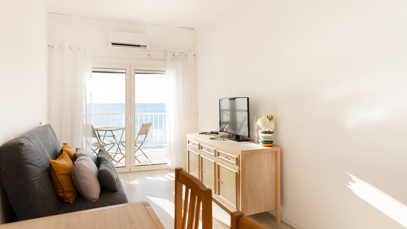 comedor-salon-terraza-apartamento_playa_tercero_vista_mar_primera_linea_torre_valentina