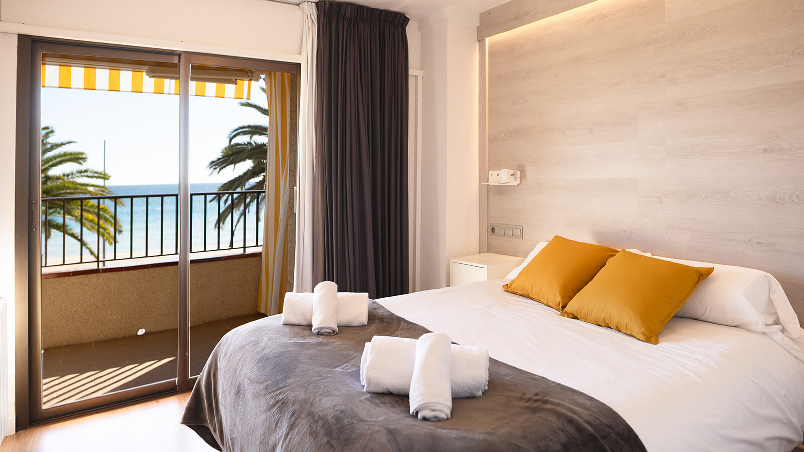 dormitorio-1-1d-apartamento-play-2-habitaciones-moderno-vista-mar-primera-linea-torre-valentina