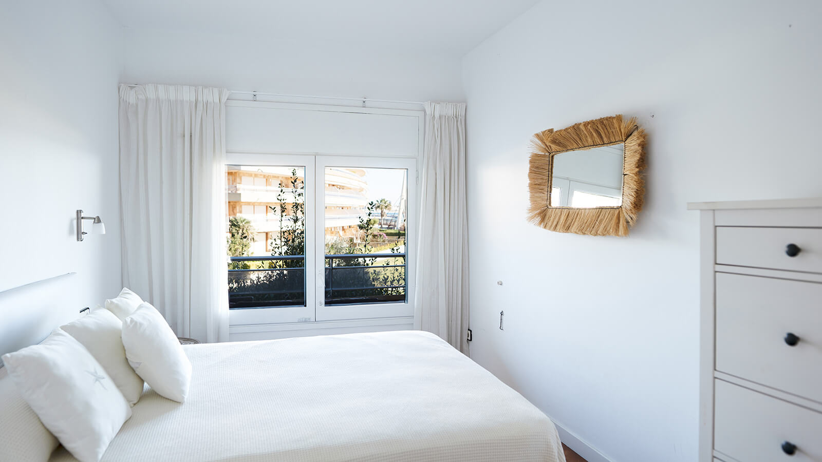dormitorio-1-apartamento-maritim-2-habitaciones-vista-mar-primera-linea-torre-valentina