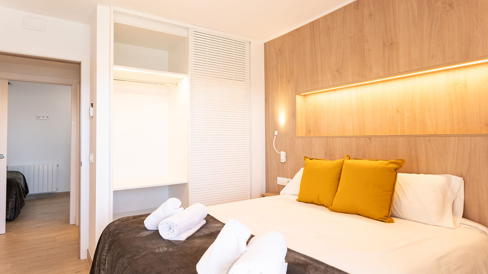 dormitorio-1-apartamento-play-2-habitaciones-superior-vista-mar-primera-linea-torre-valentina