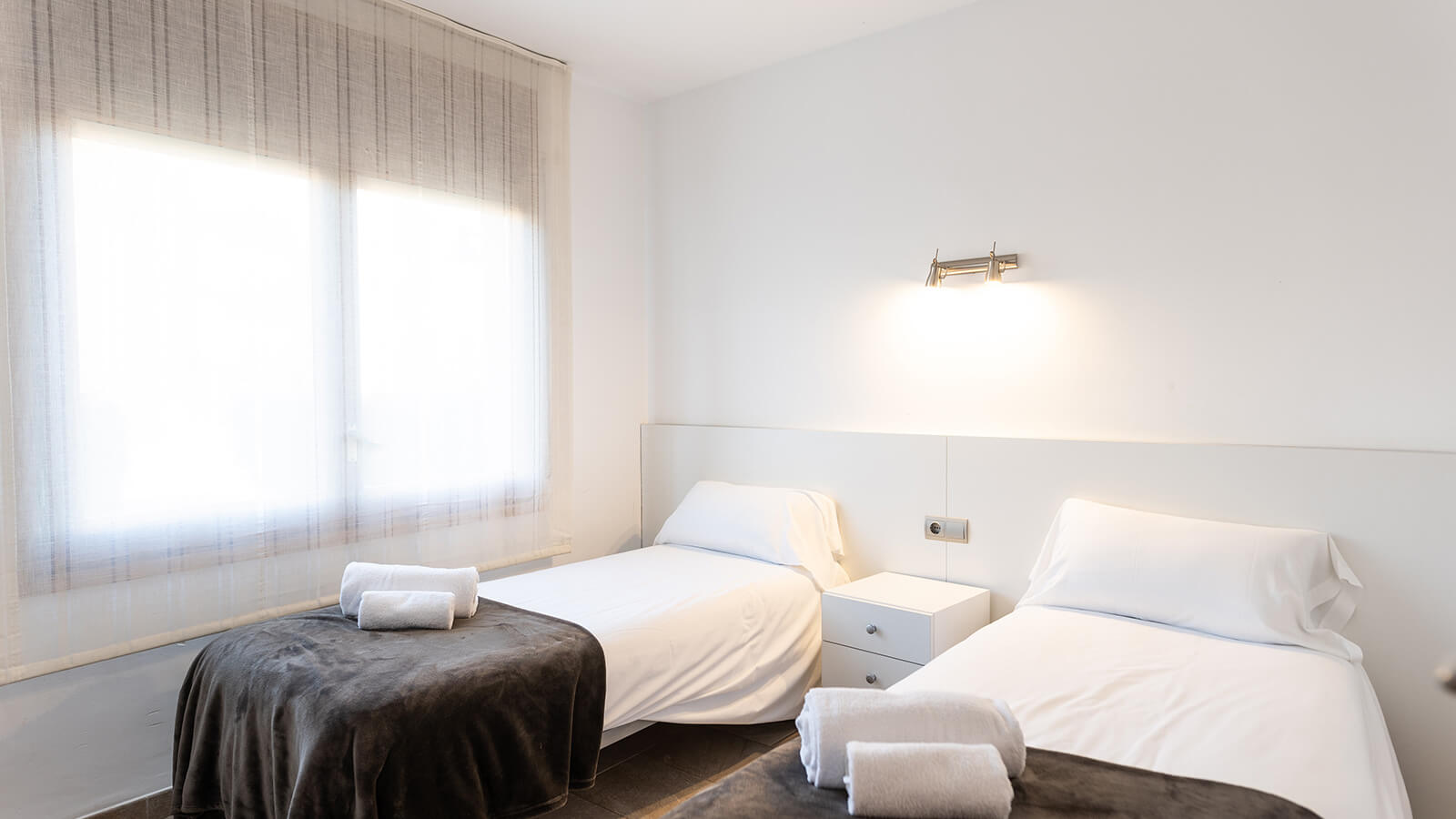 dormitorio-2-apartamento-maritim-3-habitaciones-vista-mar-primera-linea-torre-valentina