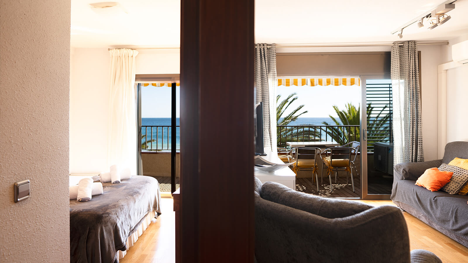 dormitorio-salon-terrza-apartamento-play-2-habitaciones-classic-vista-mar-primera-linea-torre-valentina