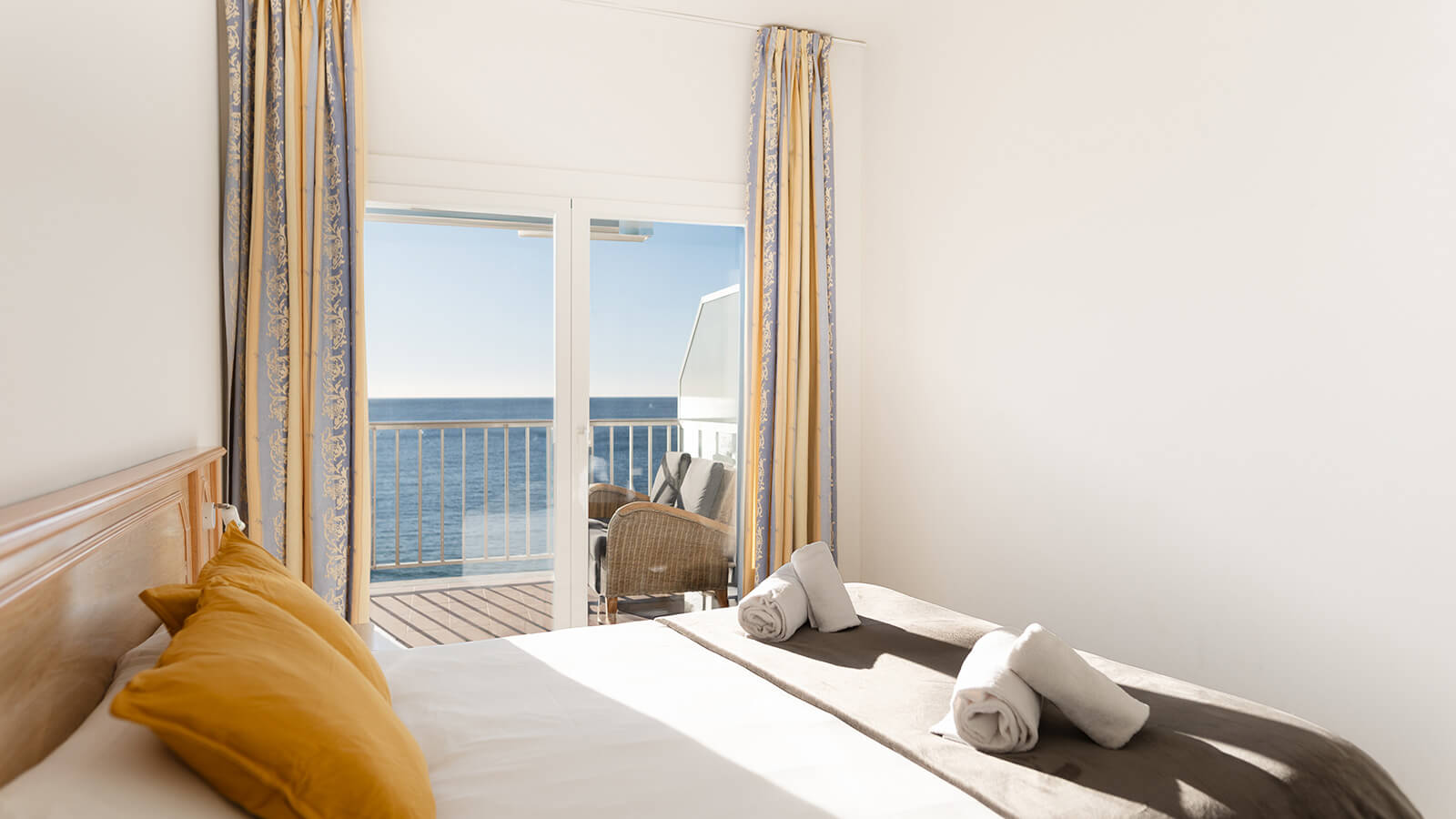 dormitorio-terraza-2-apartamento_playa_tercero_vista_mar_primera_linea_torre_valentina