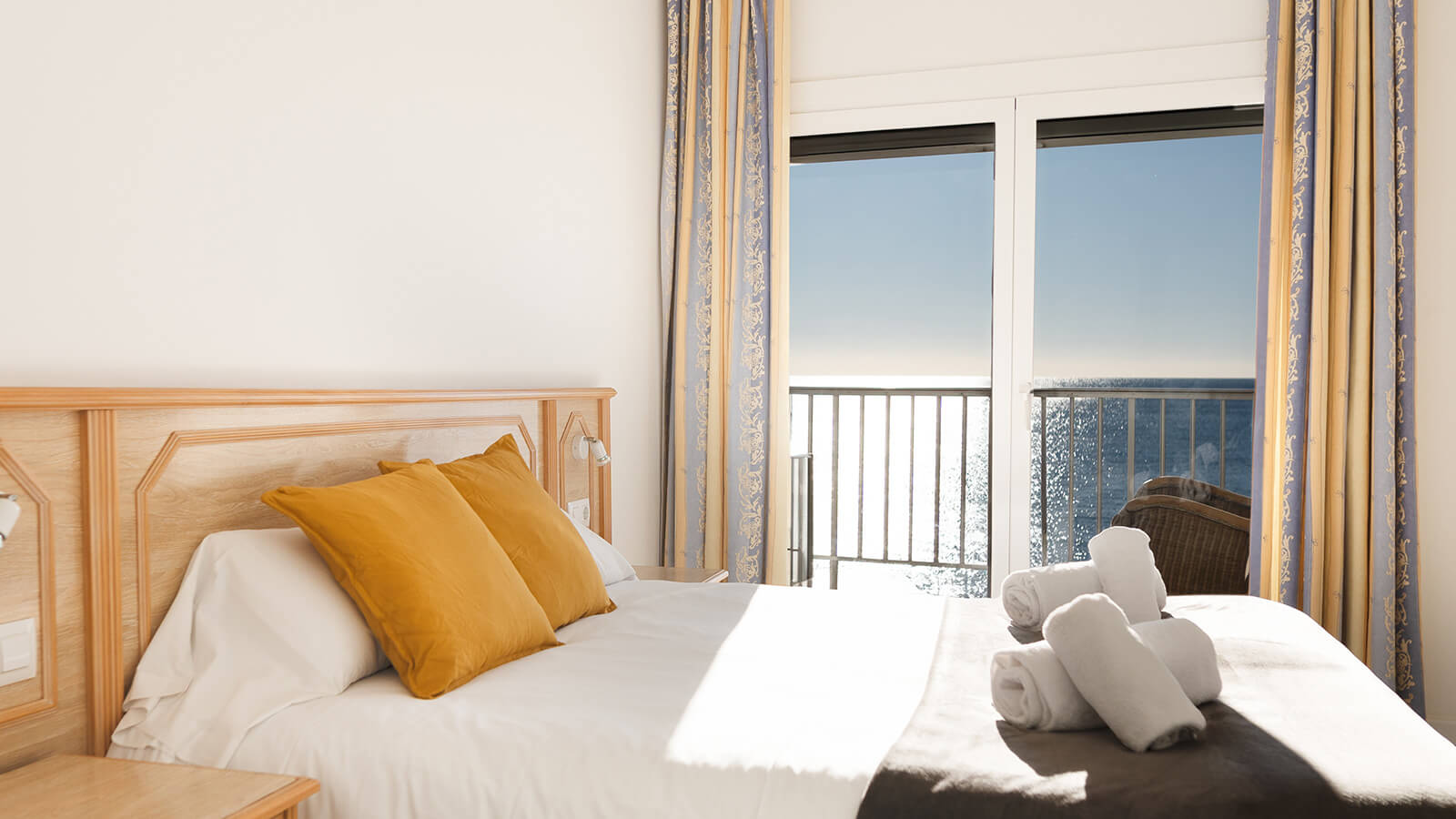 dormitorio-terraza-3-apartamento_playa_tercero_vista_mar_primera_linea_torre_valentina