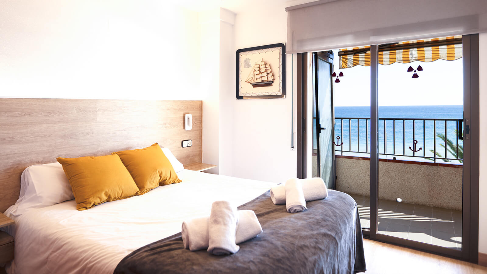 dormitorio-terraza-3e-apartamento-play-2-habitaciones-standard-vista-mar-primera-linea-torre-valentina