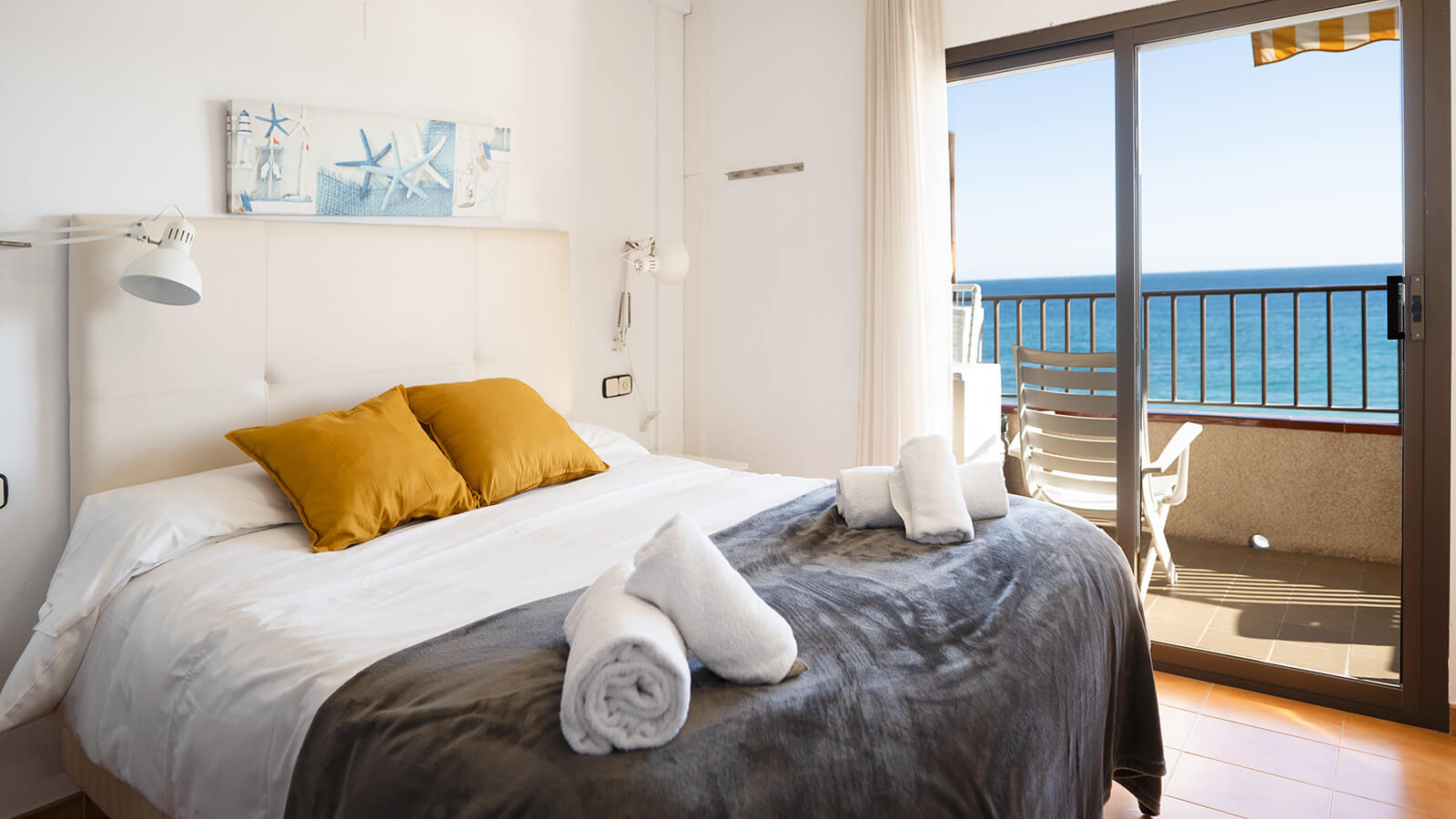 dormitorio-terraza-4g-apartamento-play-2-habitaciones-standard-vista-mar-primera-linea-torre-valentina