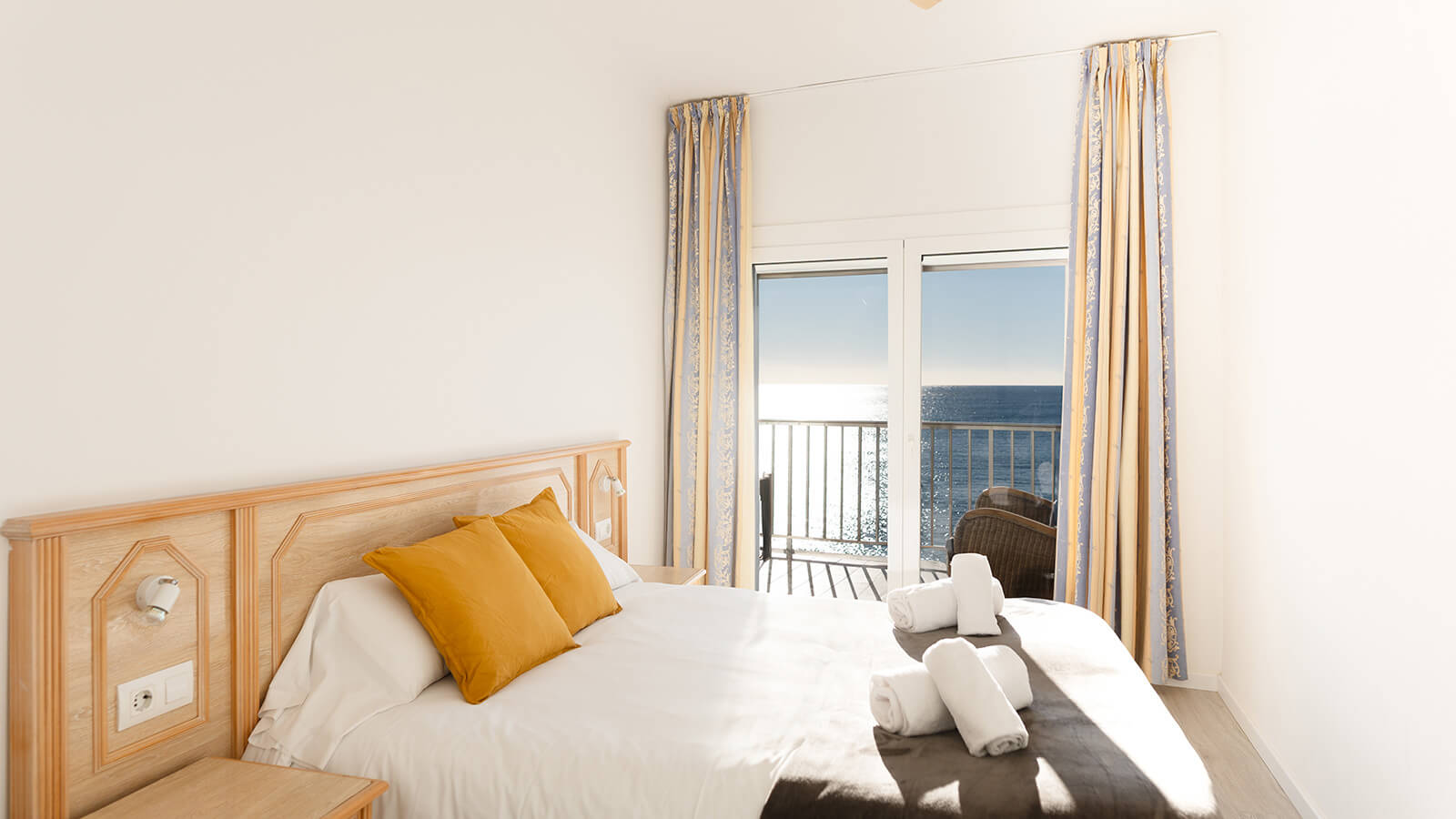 dormitorio-terraza-apartamento_playa_tercero_vista_mar_primera_linea_torre_valentina