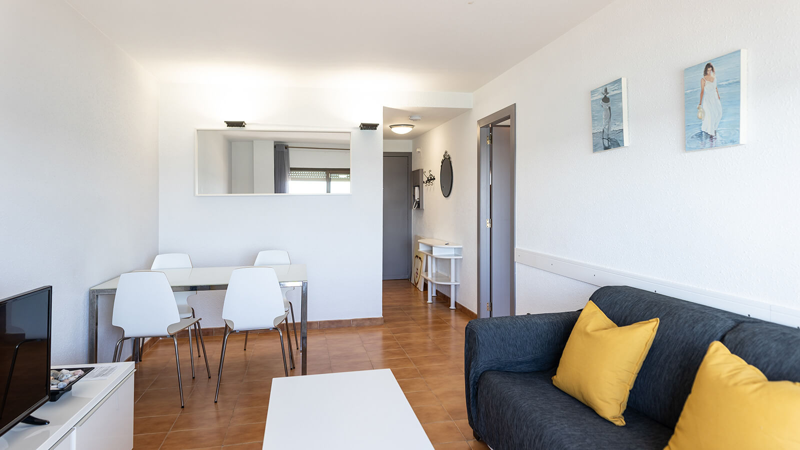 salon-comedor-4g-apartamento-play-2-habitaciones-standard-vista-mar-primera-linea-torre-valentina