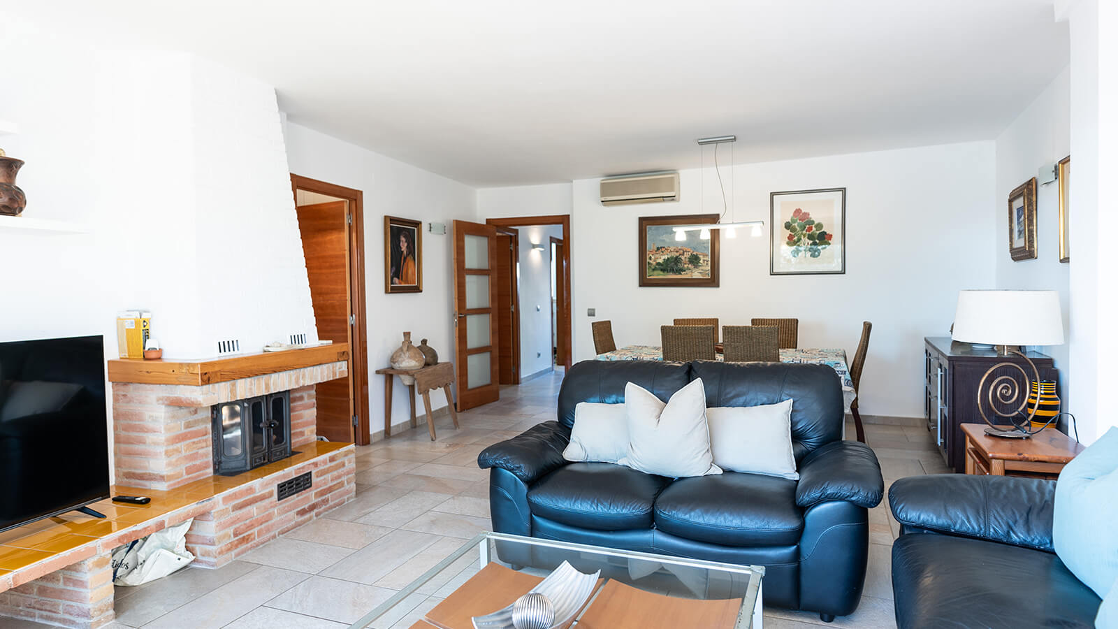 salon-comedor-apartamento-maritim-3-habitaciones-vista-mar-primera-linea-torre-valentina