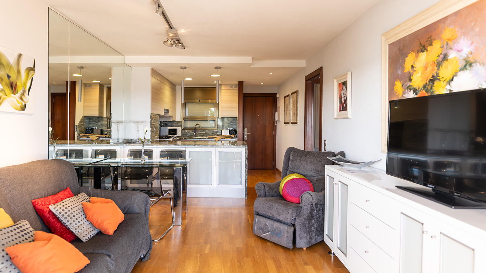 salon-comedor-cocina-apartamento-play-2-habitaciones-classic-vista-mar-primera-linea-torre-valentina