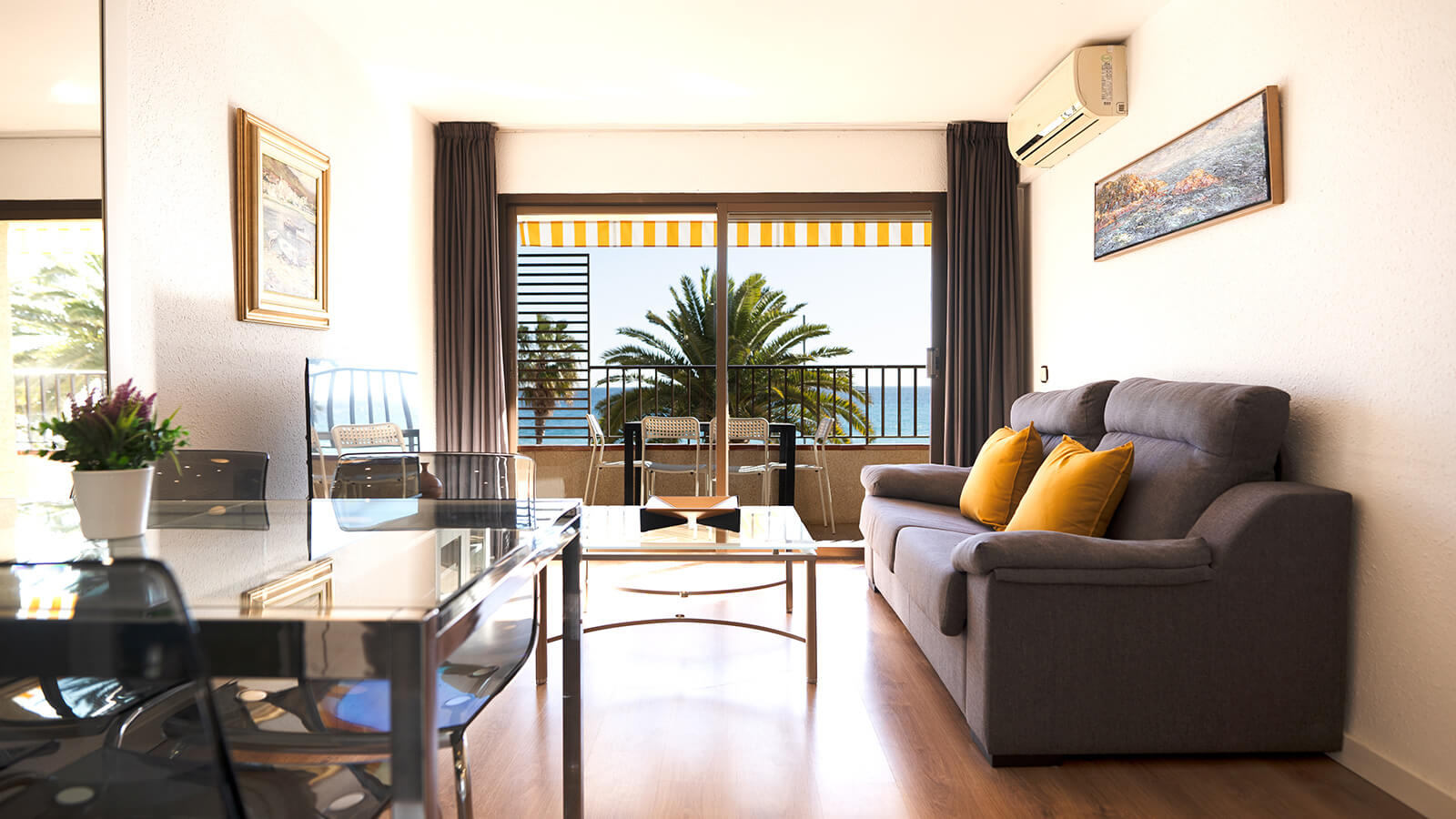 salon-comedor-terraza-1d-apartamento-play-2-habitaciones-moderno-vista-mar-primera-linea-torre-valentina