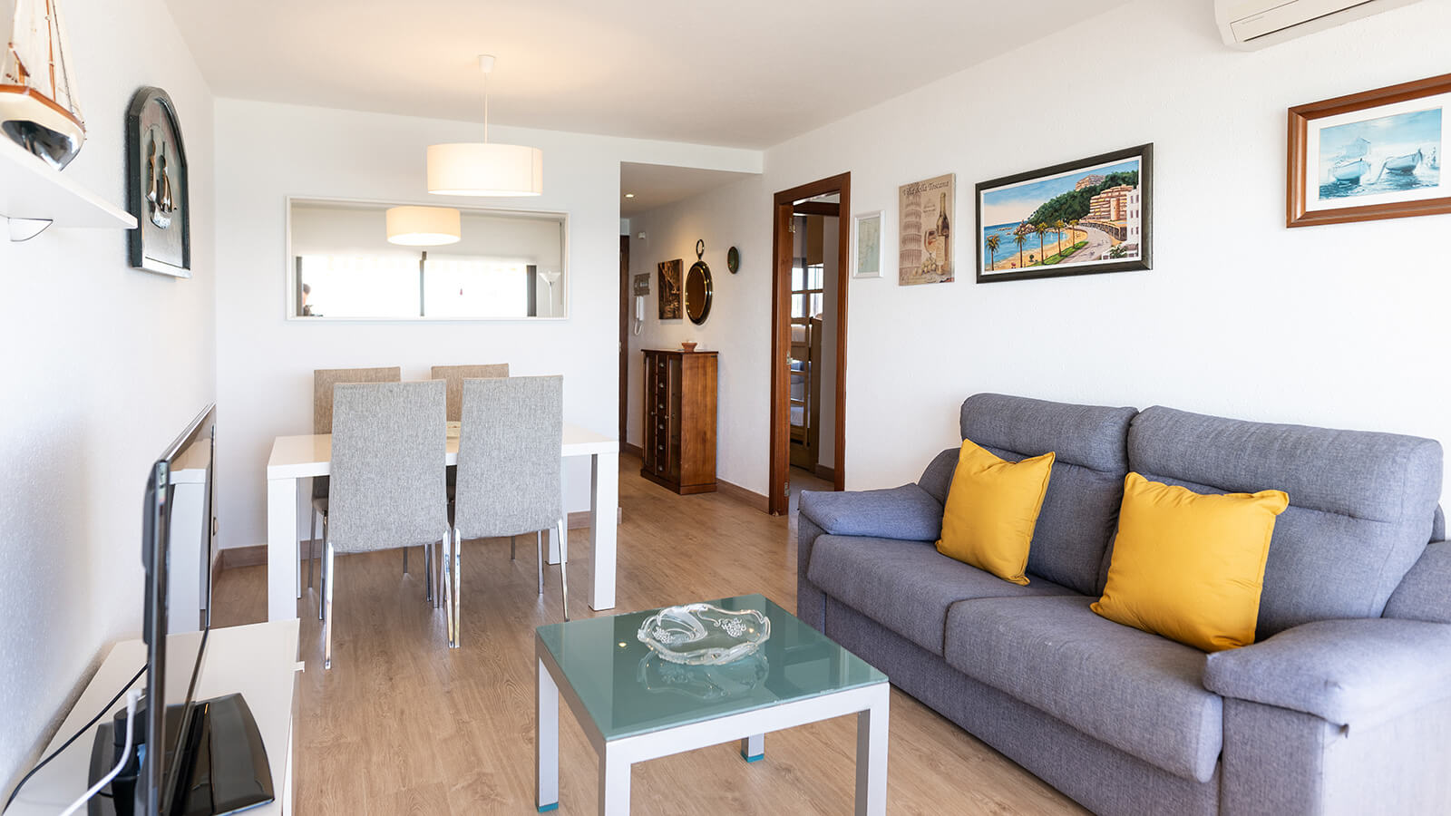 salon-comedor-terraza-3e-apartamento-play-2-habitaciones-standard-vista-mar-primera-linea-torre-valentina