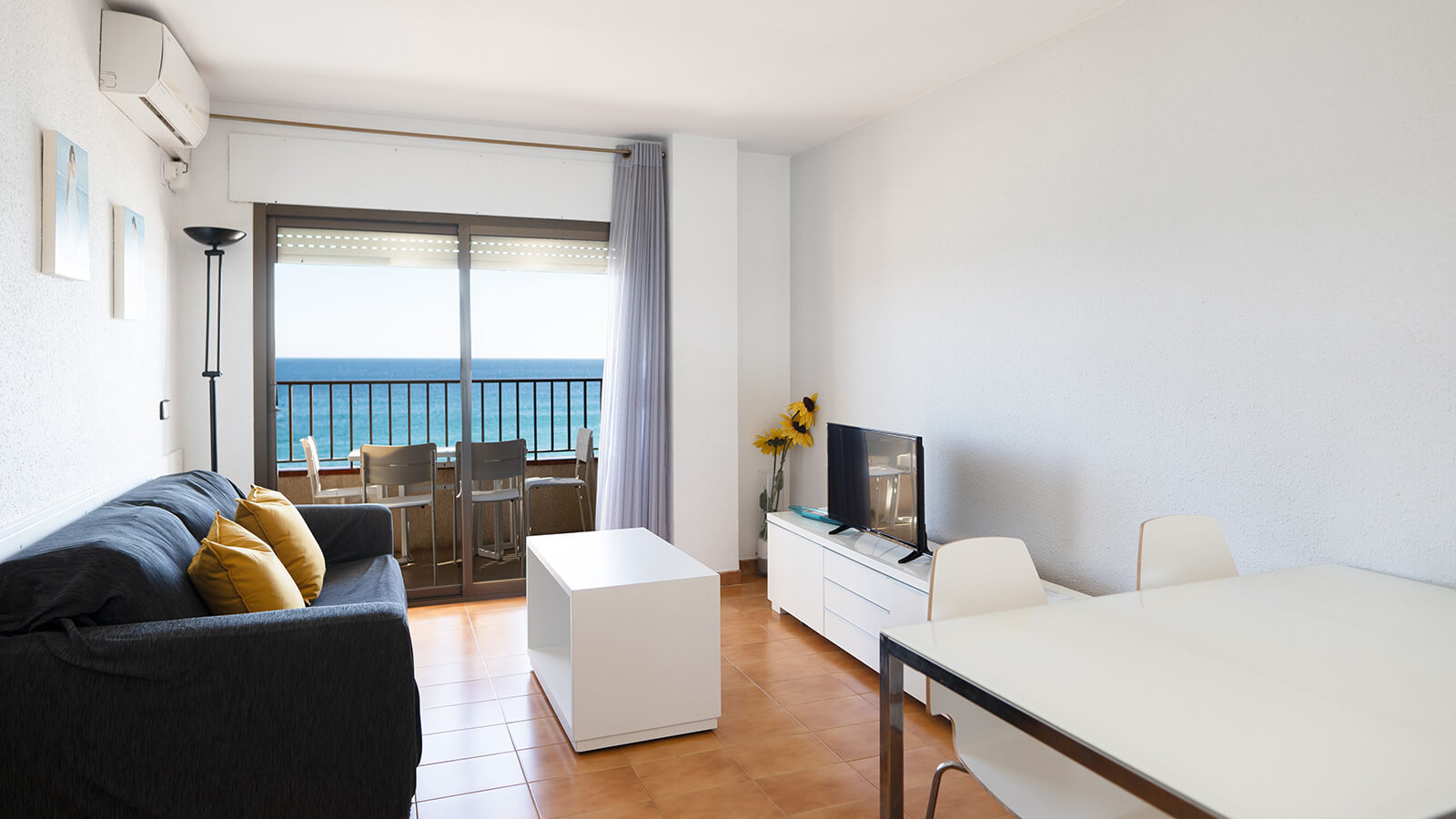 salon-comedor-terraza-4g-apartamento-play-2-habitaciones-standard-vista-mar-primera-linea-torre-valentina