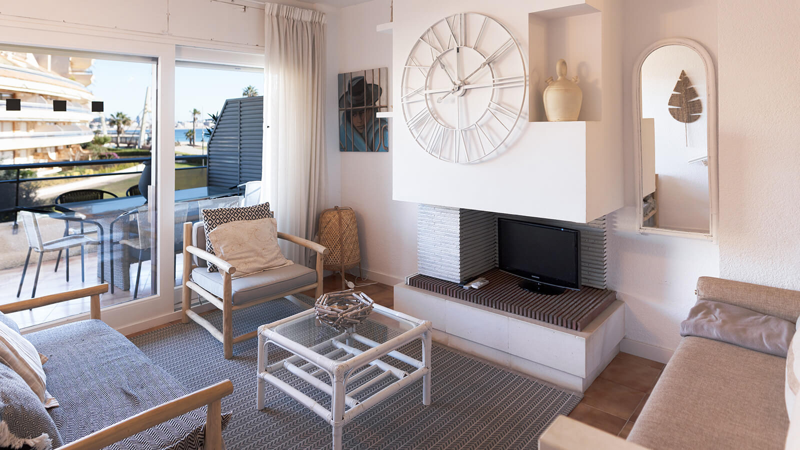 salon-terraza-apartamento-maritim-2-habitaciones-vista-mar-primera-linea-torre-valentina