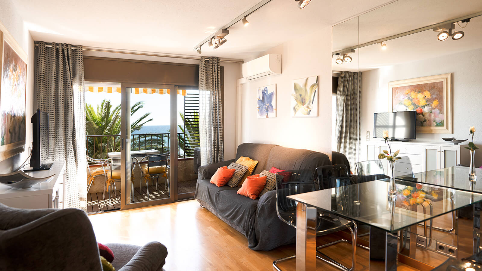 salon-terraza-apartamento-play-2-habitaciones-classic-vista-mar-primera-linea-torre-valentina