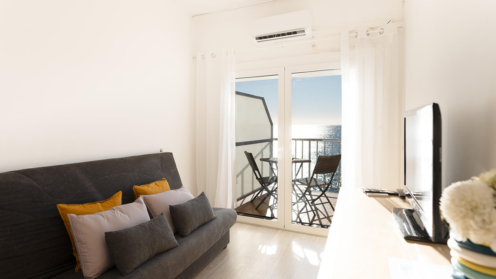 salon-terraza-apartamento_playa_tercero_vista_mar_primera_linea_torre_valentina