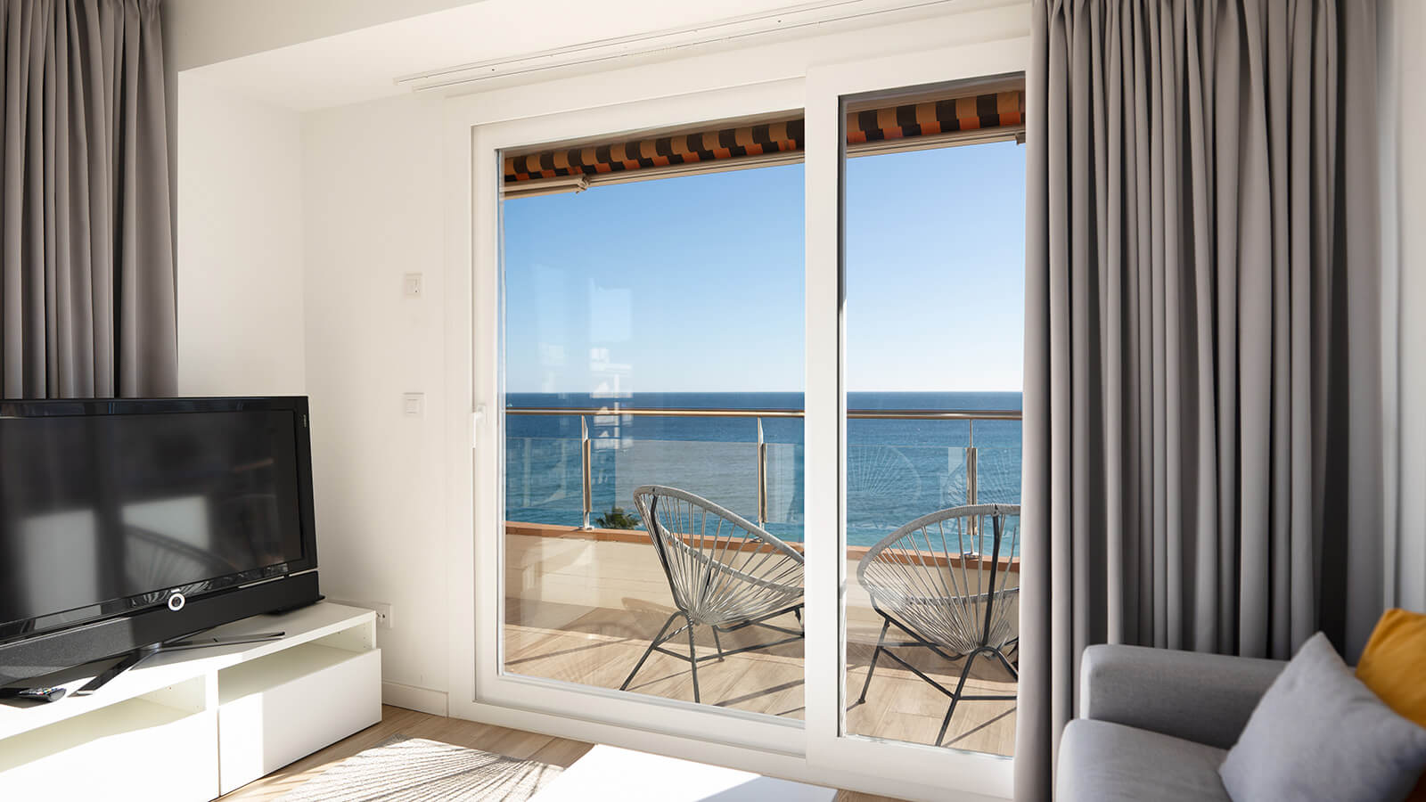 salon-terraza-front-de-mar-primera-linea-torre-valentina