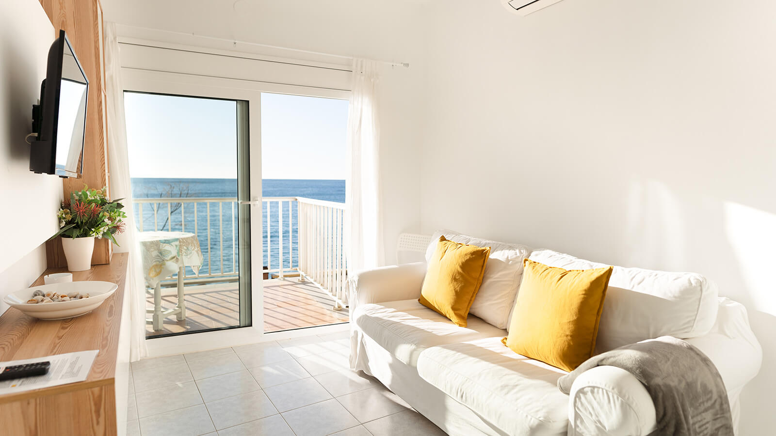 salon-terraza-primera-linea-sant-antoni-vista-mar-primera-linea-torre-valentina