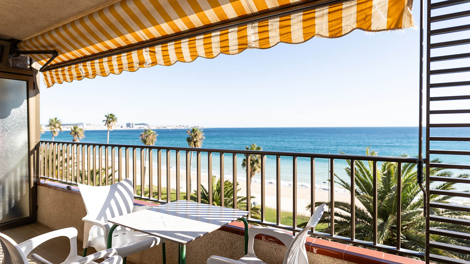 terraza-3e-apartamento-play-2-habitaciones-standard-vista-mar-primera-linea-torre-valentina