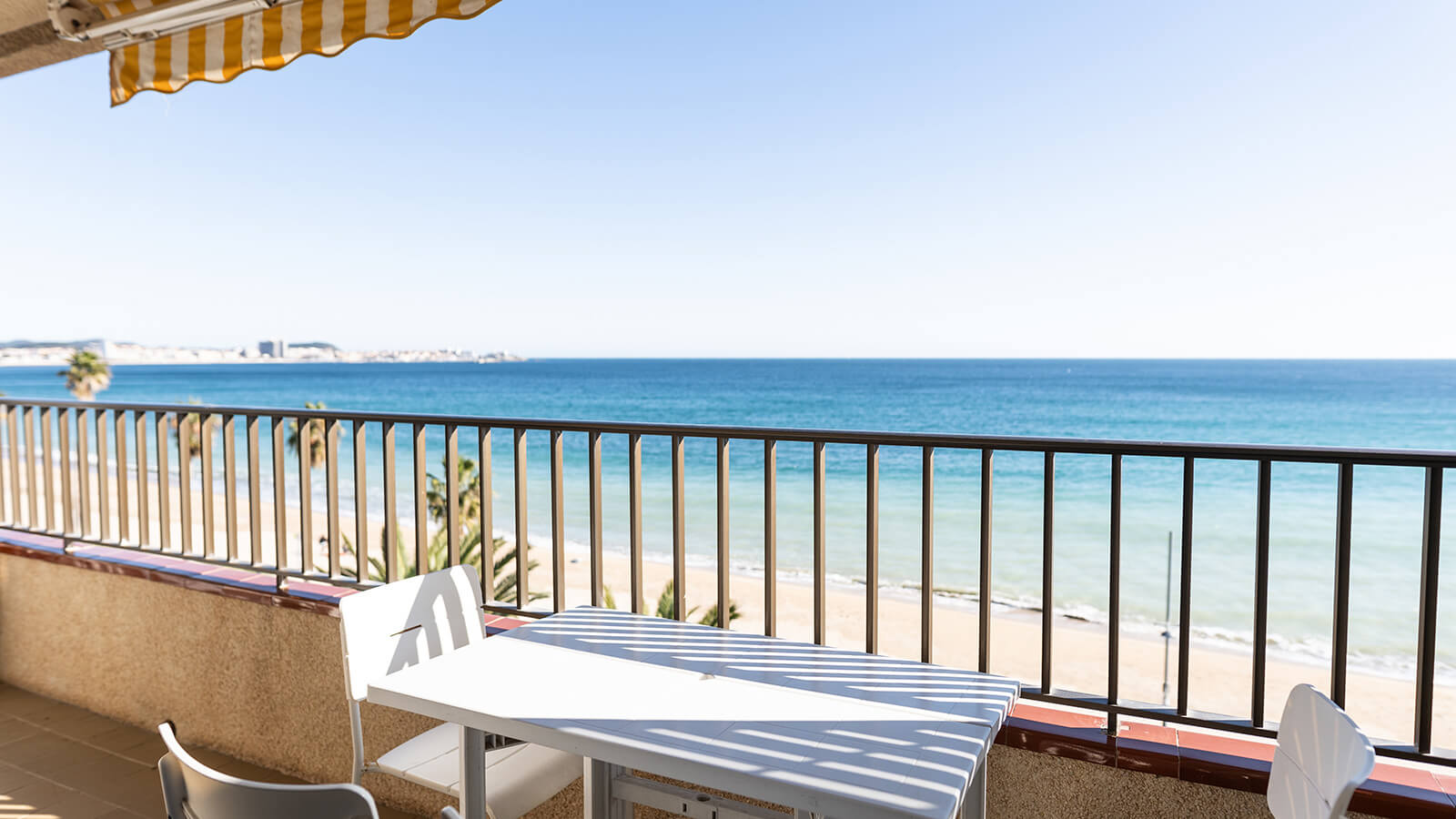 terraza-4g-apartamento-play-2-habitaciones-standard-vista-mar-primera-linea-torre-valentina
